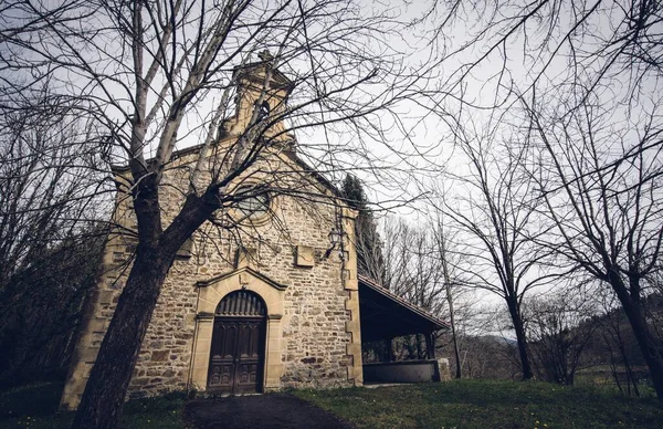 Pequena Igreja Cercada Por Árvores Perto Castelo Butron — Fotografia de Stock