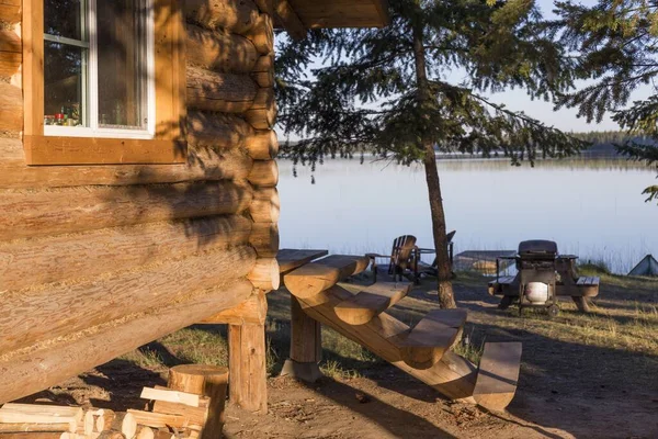 Finca Edificio Madera Construido Junto Lago Cristalino Agua Tranquila Junto — Foto de Stock