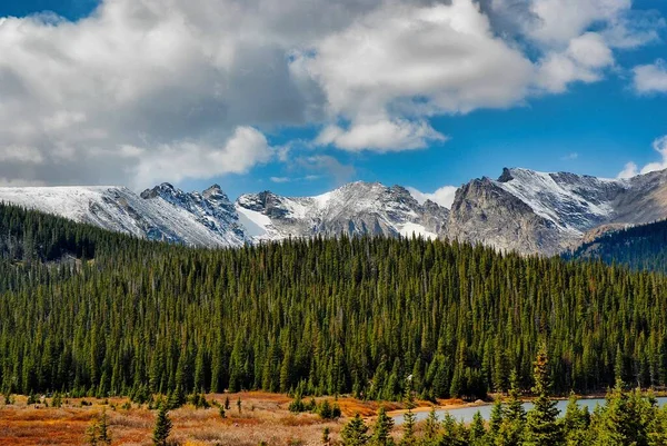 Hermoso Paisaje Montañoso Con Vegetación Bajo Cielo Nublado —  Fotos de Stock