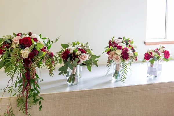 Vertikal Bild Vackra Buketter Med Färgglada Blommor Och Gröna Blad — Stockfoto