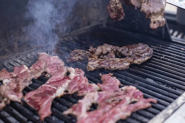 Gros Plan Viande Sur Gril Avec Fumée — Photo