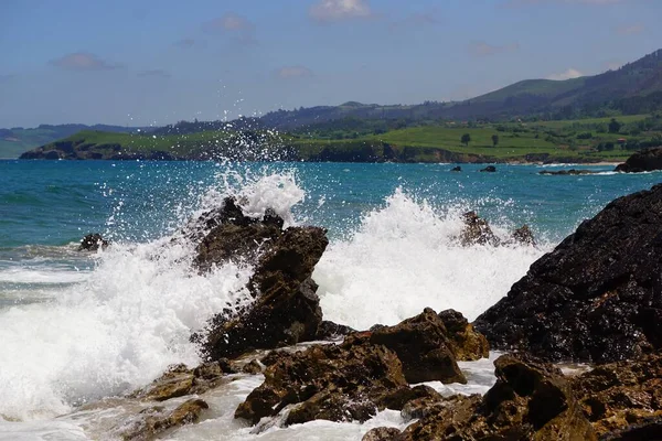 Olas Rompiendo Rocas Con Océano Azul Detrás Ellas Una Playa —  Fotos de Stock