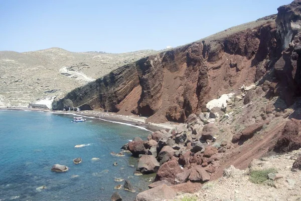 Santorini Deki Volkanik Kayalıkların Manzarası Güney Sahilinde Kırmızı Plaj Adalardan — Stok fotoğraf