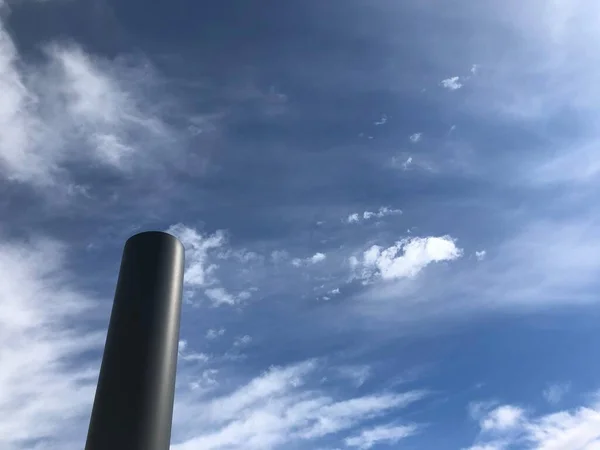 Металева Колона Хмарне Небо Над Нею Вдень — стокове фото