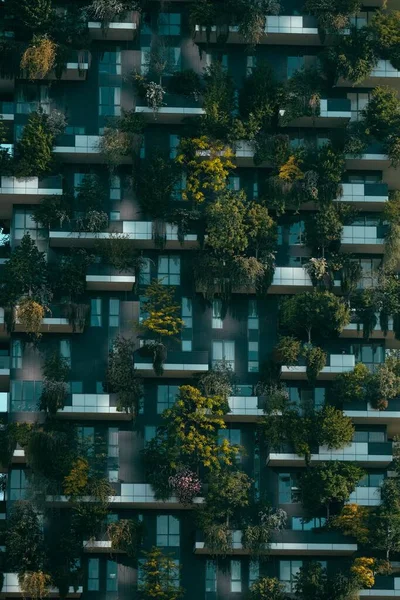 Een Verticaal Shot Van Een Futuristisch Gebouw Met Natuurlijke Decoraties — Stockfoto