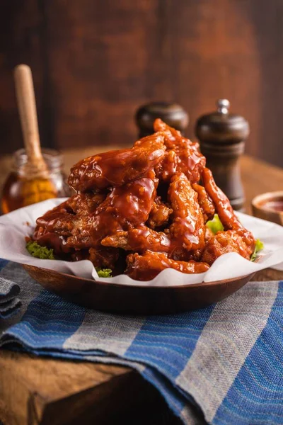 식탁에 맛있는 닭고기 접시의 — 스톡 사진