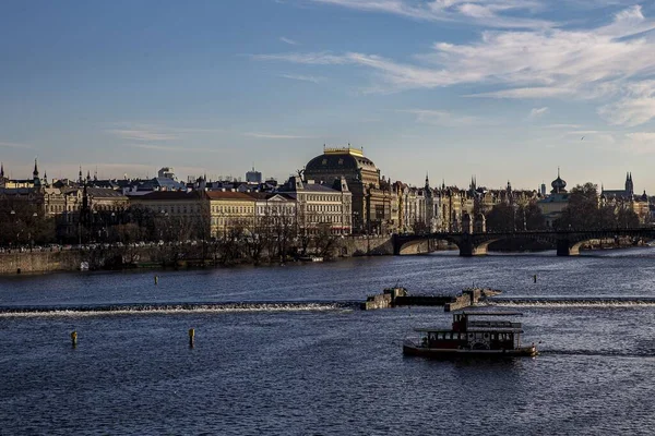 Prag Yakalanan Güzel Binaların Yakınındaki Nehirde Güzel Bir Feribot Manzarası — Stok fotoğraf