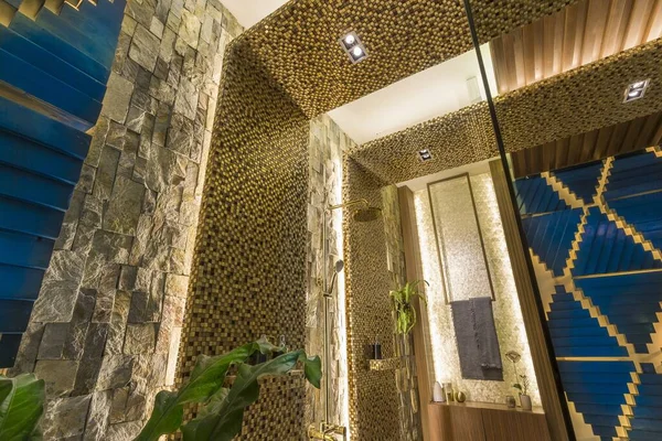 Una Toma Ángulo Bajo Cuarto Baño Decorado Con Azulejos Dorados — Foto de Stock