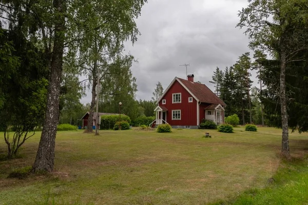 田舎の居心地の良い赤いコテージ スウェーデン — ストック写真