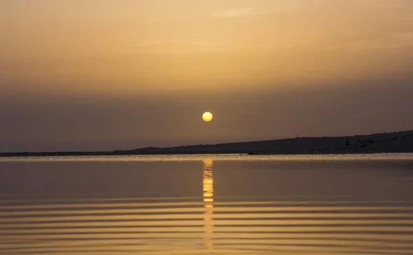 Landschaft Eines Sonnenuntergangs Meer Himmel Und Meer Sind Orange Gefärbt — Stockfoto