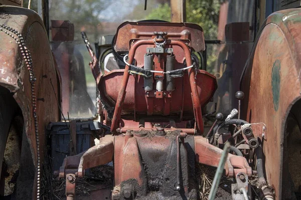 Arka Planda Bulanık Ağaçlar Olan Paslanmış Eski Bir Kırmızı Traktör — Stok fotoğraf