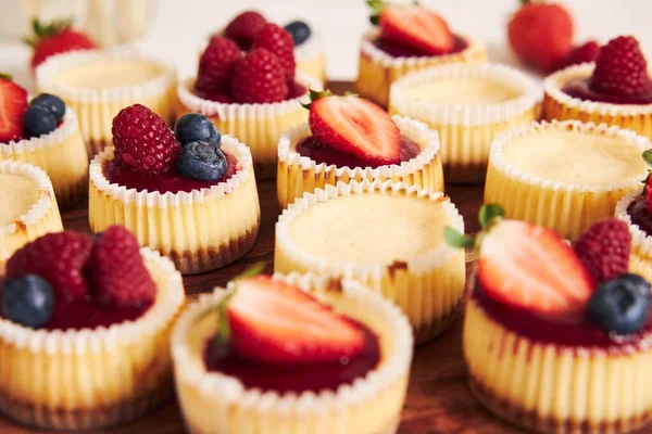 High Angle Shot Cheese Cupcakes Fruit Jelly Fruits Wooden Plate — Stock Photo, Image