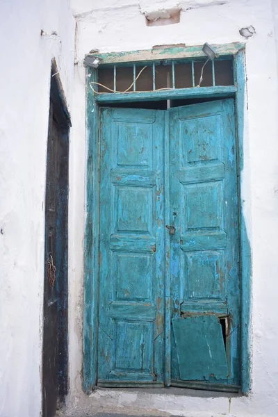 Uma Porta Velha Quebrada Azul Madeira Uma Casa Aldeia Caiada — Fotografia de Stock