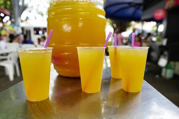 Suco Amarelo Uma Garrafa Grande Com Copos — Fotografia de Stock