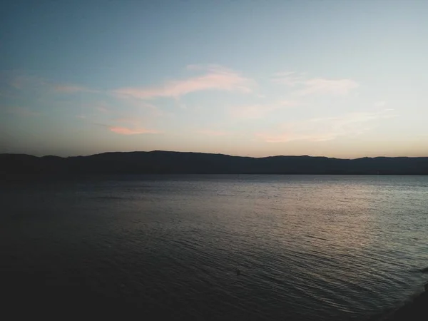 Pemandangan Indah Dari Laut Pegunungan Dan Langit Cerah Yang Ditangkap — Stok Foto