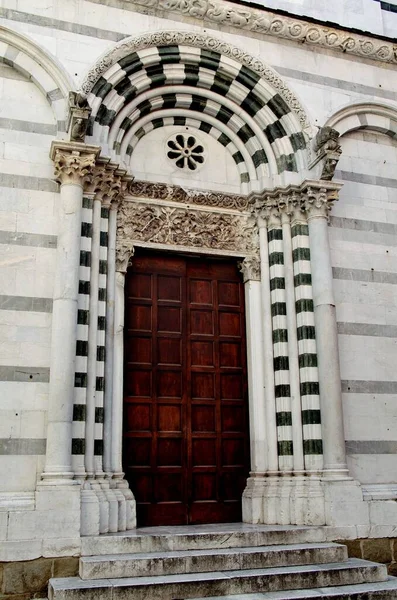 Low Angle Shot Details Romanesque Facade Martin Cathedral Lucca Tuscany — Stock Photo, Image