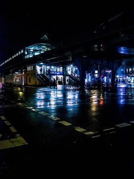 Ένα Κάθετο Πλάνο Ενός Άδειου Δρόμου Μετά Βροχή Νύχτα — Φωτογραφία Αρχείου