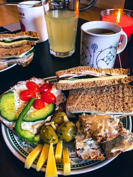 Primo Piano Piatto Pranzo Con Panini Fette Formaggio Bicchiere Succo — Foto Stock