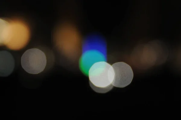 真夜中の街を覆う美しいボケの光 — ストック写真