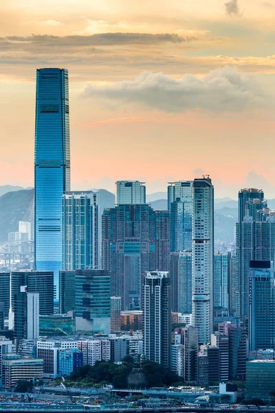 Egy Függőleges Lövés Felhőkarcolók West Kowloon Hong Kong Alatt Narancssárga — Stock Fotó