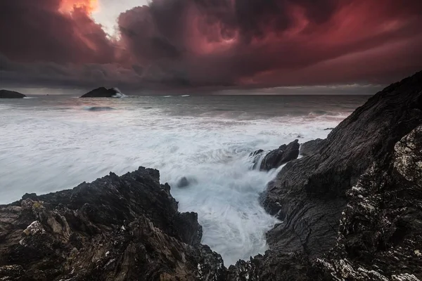 Залив Холиуэлл Окруженный Бурным Морем Облачным Небом Время Красного Заката — стоковое фото