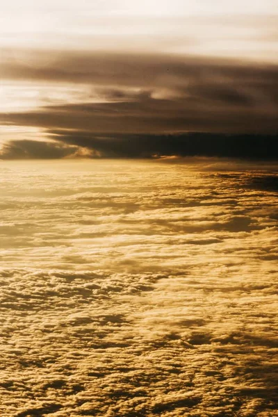 Вертикальный Снимок Красивых Облаков Закате — стоковое фото