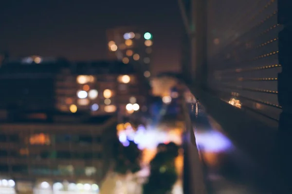 Eine Selektive Fokusaufnahme Einer Verschwommenen Nächtlichen Stadtansicht Aus Einem Fenster — Stockfoto