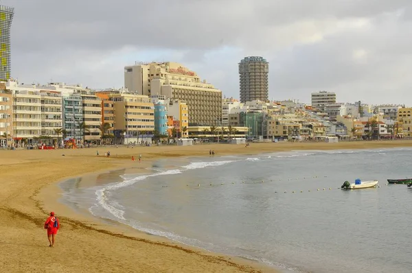 Piękne Ujęcie Plaży Las Palmas Małymi Łódkami Tłem Miasta Gran — Zdjęcie stockowe