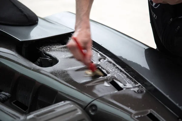 Eine Person Reinigt Den Motor Eines Luxuriösen Autos — Stockfoto