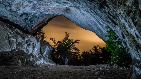 Una Persona Pie Bajo Las Rocas Rodeada Árboles Durante Noche —  Fotos de Stock