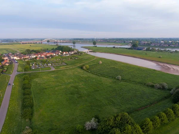 Ett Landskap Lek Floden Omgiven Vianen Och Grönska Molnig Himmel — Stockfoto