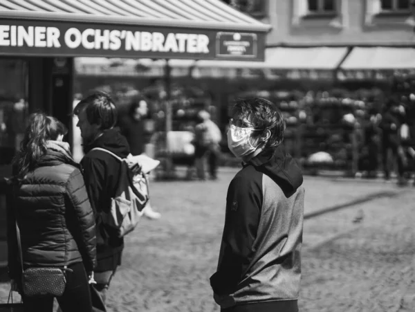 Mnichov Německo Května 2020 Mladík Ochrannou Obličejovou Maskou Proti Koronaviru — Stock fotografie