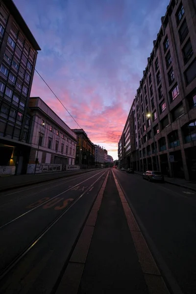 Eine Erstaunliche Aufnahme Einer Stadtstraße Auf Einem Wunderschönen Himmelshintergrund — Stockfoto