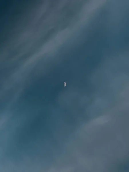 Eine Vertikale Aufnahme Einer Zunehmenden Mondsichel Hinter Den Wolken — Stockfoto