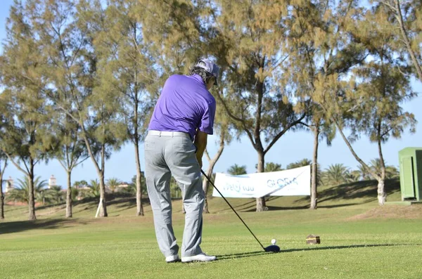 高尔夫球手用高尔夫球杆击球时的有选择的专注镜头 — 图库照片