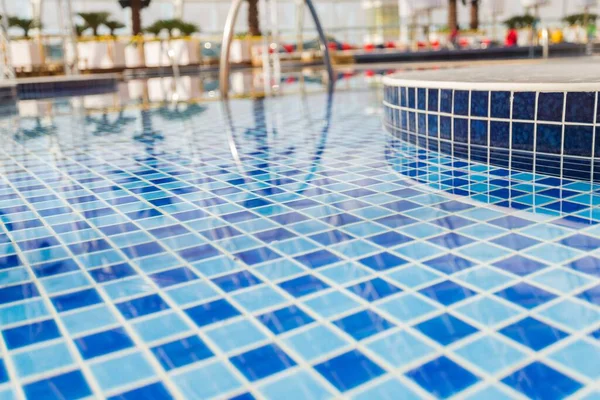 一个漂亮的蓝色瓷砖室内游泳池的高角镜头 — 图库照片