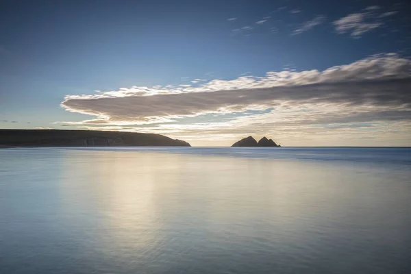 Κόλπος Holywell Περιβάλλεται Από Θάλασσα Κάτω Από Φως Του Ήλιου — Φωτογραφία Αρχείου