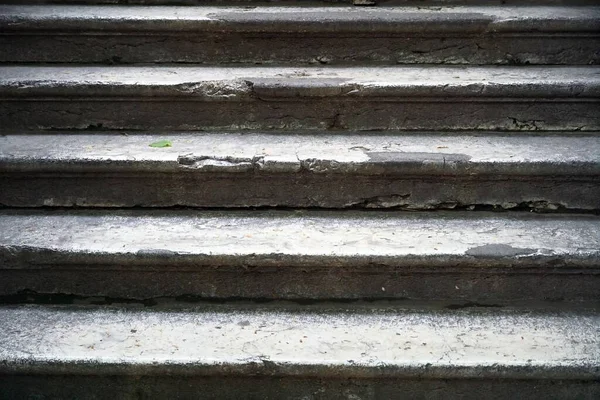 Velho Resistiu Escadas Quebradas Durante Dia — Fotografia de Stock