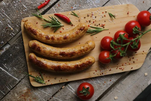 Una Vista Dall Alto Delle Salsicce Alla Griglia Con Pomodorini — Foto Stock