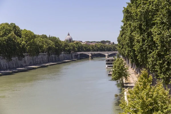 ローマの橋と川 — ストック写真