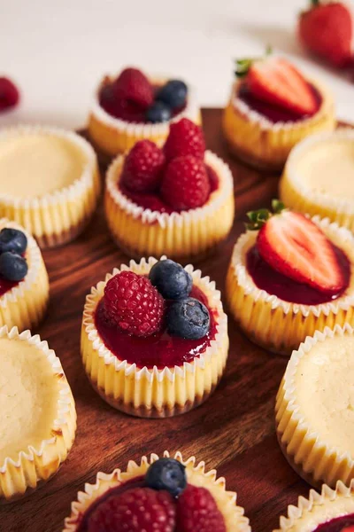 Tiro Alto Ángulo Cupcakes Queso Con Gelatina Frutas Frutas Plato —  Fotos de Stock