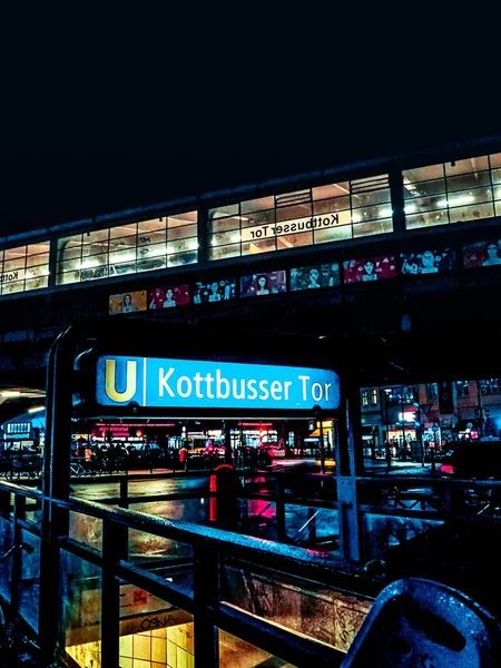 Plan Vertical Gare Kottbusser Tor Capturé Nuit Berlin Allemagne — Photo