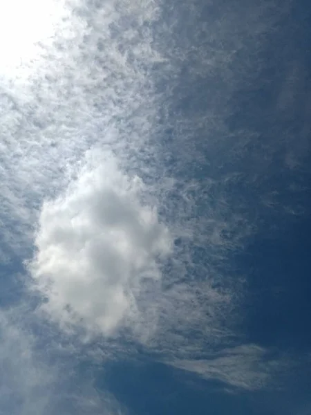 Der Faszinierende Blick Auf Die Wolken Himmel Einem Sonnigen Tag — Stockfoto