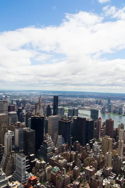 Tiro Vertical Cidade Nova York Sob Luz Sol Céu Nublado — Fotografia de Stock