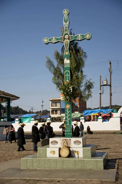 San Juan Chamula Mexico Kwi 2019 Krzyż Katolicki Środku Placu — Zdjęcie stockowe