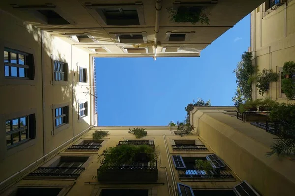 Açık Mavi Arkaplanı Olan Bir Şehir Binasının Alçak Açılı Görüntüsü — Stok fotoğraf