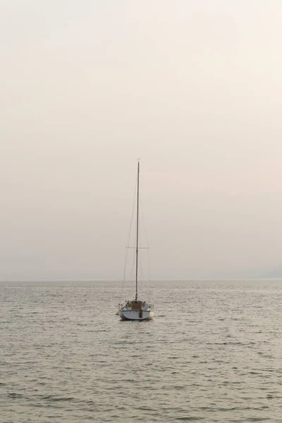 Perahu Layar Dengan Layar Dikumpulkan Depan Tengah Danau Pada Hari — Stok Foto