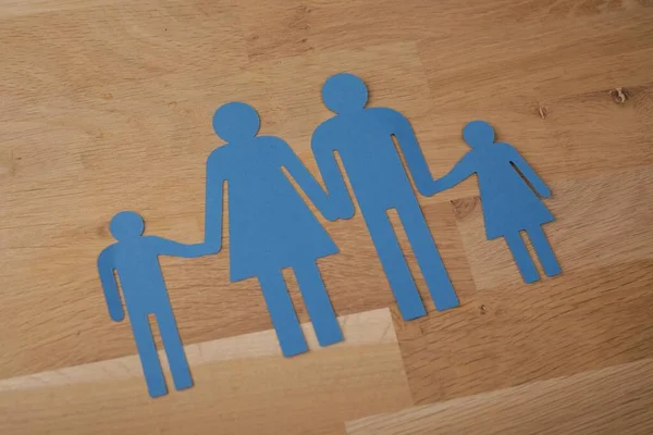 木製の背景に家族の青い女性と男性のアイコンのクローズアップショット — ストック写真