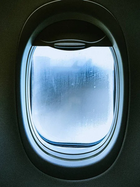 Vertikal Närbild Ett Flygplansfönster — Stockfoto