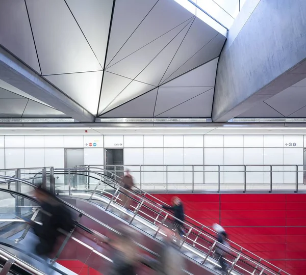 Une Vue Des Gens Précipitant Prenant Escalator Dans Bâtiment Architecture — Photo